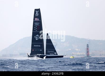 Sabadell, Barcelona, Spanien. August 2024. Barcelona Spanien 22.08.2024 NYYC American Magic Surfen Sie während des 37a America's Cup Barcelona 2024 zwischen der Vorregatta am 22. August 2024 in Barcelona. (Kreditbild: © Xavi Urgeles/ZUMA Press Wire) NUR REDAKTIONELLE VERWENDUNG! Nicht für kommerzielle ZWECKE! Stockfoto