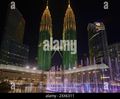 Esplanade (Lake Symphony) im KLCC Park, vor Suria KLCC, Kuala Lumpur Malaysia, ein 6-stöckiges Einkaufszentrum am Fuße der Petronas Twin Towers Stockfoto