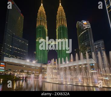 Esplanade (Lake Symphony) im KLCC Park, vor Suria KLCC, Kuala Lumpur Malaysia, ein 6-stöckiges Einkaufszentrum am Fuße der Petronas Twin Towers Stockfoto