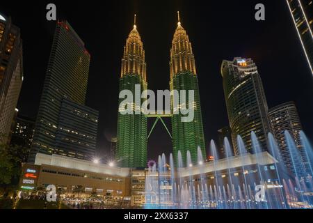 Esplanade (Lake Symphony) im KLCC Park, vor Suria KLCC, Kuala Lumpur Malaysia, ein 6-stöckiges Einkaufszentrum am Fuße der Petronas Twin Towers Stockfoto