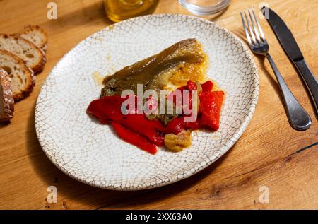 Gerösteter Pfeffersalat auf Teller Stockfoto