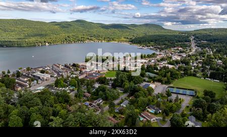 20. August 2024, sonniger Nachmittag Sommer Luftaufnahme der Gegend um Lake George, NY, USA Stockfoto