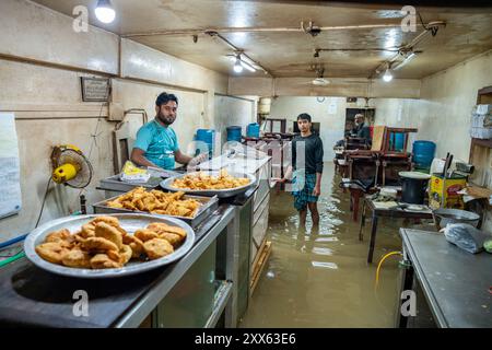 Chittagong regnet seit einer Woche ständig. Es regnet Tag und Nacht stark. In verschiedenen Gebieten von Chittagong kam es aufgrund von Regenwasser zu Überschwemmungen. Die meisten Straßen in der Gegend sind in Wasser getaucht. Auch die Zahl der öffentlichen Verkehrsmittel auf der Straße ist geringer. Dadurch muss die Mobilität der Arbeitnehmer beschleunigt werden, und sie müssen mit einem zusätzlichen Tarif zum Zielort fahren. Die Straßen in den meisten Teilen der Stadt sind in Wasser getaucht. Der Straßenverkehr in Bahaddarhat, Muradpur, Mohammadpur, Shulakbahar, Badurtala, Chawkbazar, Baklia, Rahattarpul, DC Road, Agrabad ist sehr begrenzt Stockfoto