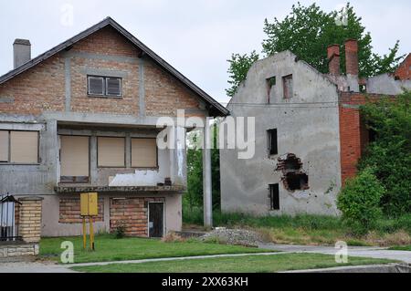 Schäden durch den Krieg im ehemaligen Jugoslawien in Tenja, Kroatien Stockfoto