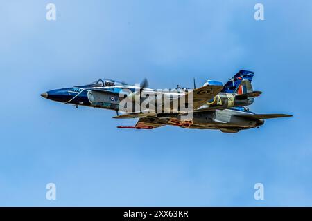 Die Canadian Air Force CF18 Hornet fliegt in Formation mit einem Royal Air Force Spitfire auf der RIAT Fairford Airshow Stockfoto