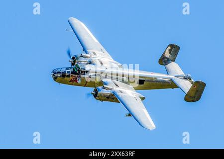 North American B25 Mitchell fliegt 2023 auf der Flying Legends Church Fenton Airshow Stockfoto