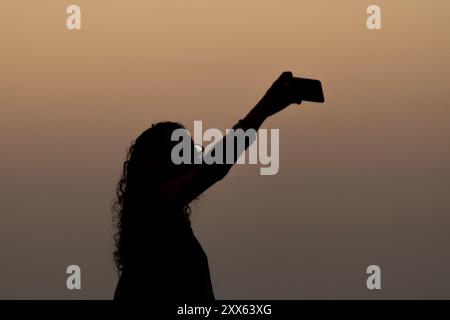 Salvador, Bahia, Brasilien - 12. September 2019: Eine nicht identifizierte Person wird während des Sonnenuntergangs in der Stadt Salvador, Bahia, in Silhouette gesehen. Stockfoto