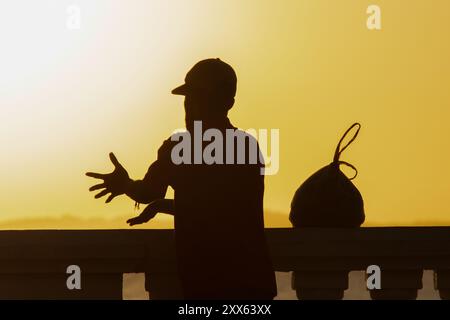 Salvador, Bahia, Brasilien - 12. September 2019: Eine nicht identifizierte Person wird während des Sonnenuntergangs in der Stadt Salvador, Bahia, in Silhouette gesehen. Stockfoto