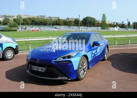 Paris, Frankreich - 22. August 2024: Toyota Olympische Spiele und Paralympics offizielle Fahrzeuge im Paris Ouest Dépôt, Hippodrome d’Auteuil. Stockfoto