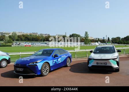 Paris, Frankreich - 22. August 2024: Toyota Olympische Spiele und Paralympics offizielle Fahrzeuge im Paris Ouest Dépôt, Hippodrome d’Auteuil. Stockfoto