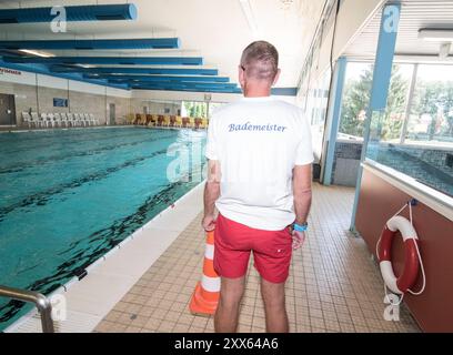 Poolwart und Sportwart am Arbeitsplatz Poolwart und Sportbegleiter Stockfoto
