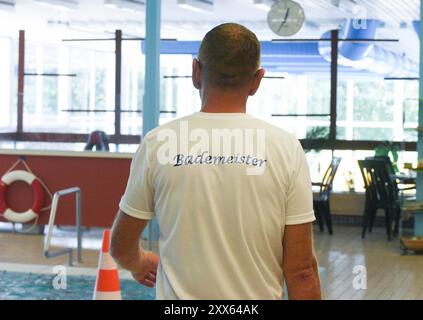 Poolwart und Sportwart am Arbeitsplatz Poolwart und Sportbegleiter Stockfoto