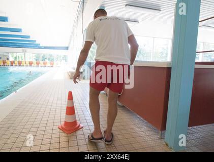 Poolwart und Sportwart am Arbeitsplatz Poolwart und Sportbegleiter Stockfoto