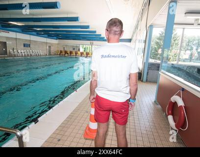 Poolwart und Sportwart am Arbeitsplatz Poolwart und Sportbegleiter Stockfoto