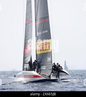 Sabadell, Barcelona, Spanien. August 2024. Luna Rossa Prada Pirelli Segelboot am ersten Tag des letzten Vorrennens des America's Cup im Hafen von Barcelona. (Kreditbild: © Xavi Urgeles/ZUMA Press Wire) NUR REDAKTIONELLE VERWENDUNG! Nicht für kommerzielle ZWECKE! Stockfoto