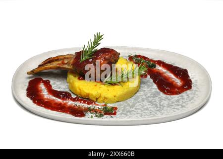 Schnitzel und Kartoffelpüree in Teller auf isoliertem weißem Hintergrund Stockfoto