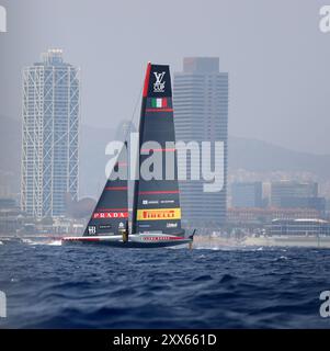 Sabadell, Barcelona, Spanien. August 2024. Luna Rossa Prada Pirelli Segelboot am ersten Tag des letzten Vorrennens des America's Cup im Hafen von Barcelona. (Kreditbild: © Xavi Urgeles/ZUMA Press Wire) NUR REDAKTIONELLE VERWENDUNG! Nicht für kommerzielle ZWECKE! Stockfoto