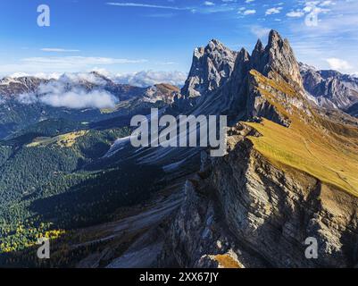 SAS Rigais und Furchetta Gipfel der Geisler Gruppe, Drohnenschuss, Gröden, Dolomiten, Autonome Provinz Bozen, Südtirol, Italien, Europa Stockfoto