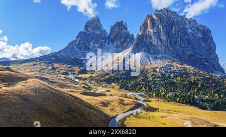 Die Gipfel der Langkofergruppe, Sellapass, Drohnenschuss, Gröden, Dolomiten, autonome Provinz Bozen, Südtirol, Italien, Europa Stockfoto