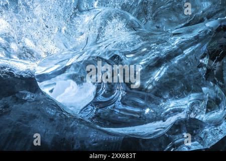 Detail des Eises in der Gletscherhöhle am Vatnajokull-Gletscher im Winter in Island Stockfoto