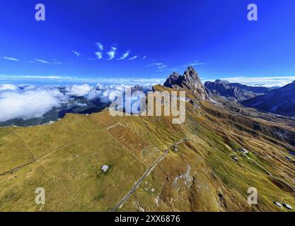 SAS Rigais und Furchetta Gipfel der Geisler Gruppe, Drohnenschuss, Gröden, Dolomiten, Autonome Provinz Bozen, Südtirol, Italien, Europa Stockfoto