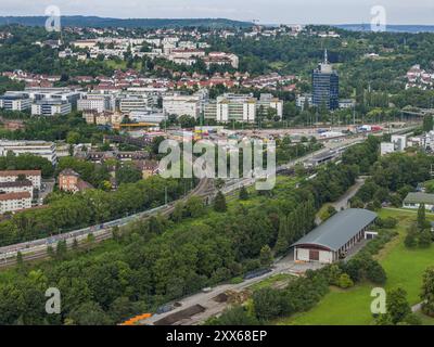 Stuttgarter Nordbahnhof mit Eisenbahnbrücken. Abzweigung der Bahnstrecke in Richtung Panoramastrecke und Gaeubahn. Luftaufnahme. Stuttgar Stockfoto