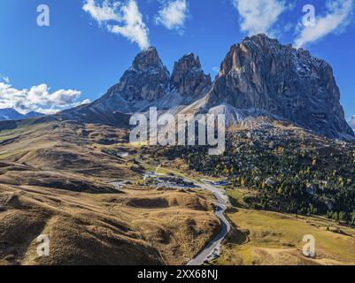 Die Gipfel der Langkofergruppe, Sellapass, Drohnenschuss, Gröden, Dolomiten, autonome Provinz Bozen, Südtirol, Italien, Europa Stockfoto