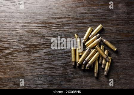 Leere Kugeln auf einem dunklen Holztisch Stockfoto