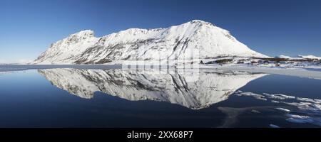 Reflexion im See von Knutstad auf den Lofoten in Norwegen im Winter, Knutstad, Norwegen, Skandinavien, Europa Stockfoto