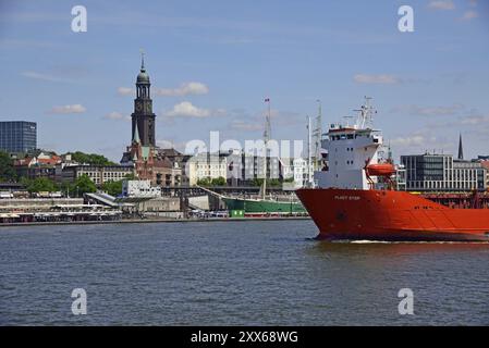 Europa, Deutschland, Hansestadt Hamburg, Elbe, Blick über die Elbe zum Michel, Fleet Star Ro-Ro Container Carrier, Europa Stockfoto