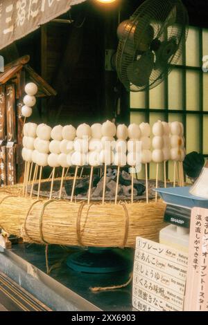 Japanisches Dango wird in Tokio, Japan, als Streetfood hergestellt Stockfoto