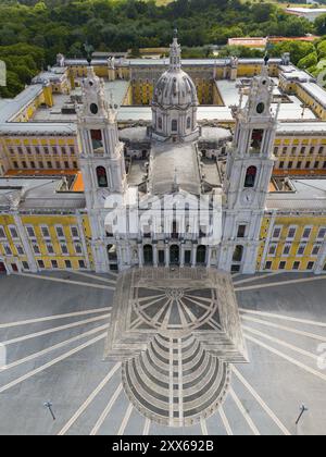 Aus der Vogelperspektive eines barocken Palastes mit hohen Türmen und einem großen, symmetrischen Platz mit einer markanten Treppe, aus der Vogelperspektive, Palast, Palacio Nacio Stockfoto