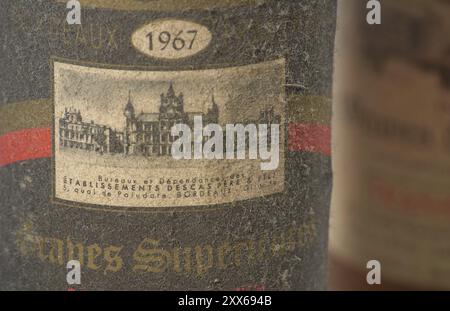 Rotwein Bordeaux, Frankreich, 1967, Graves des Vayres, alte Flaschen, Kellerfunde, Etikett, Europa Stockfoto