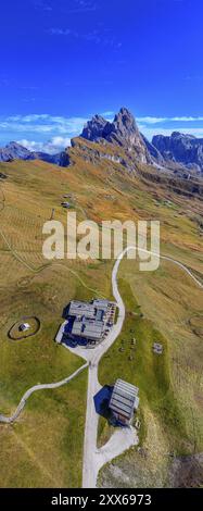 Die Sofie Hütte, dahinter die Gipfel SAS Rigais und Furchetta der Geisler Gruppe, Panoramafoto, Drohnenfoto, Gröden, Dolomiten, Autonomous Pro Stockfoto