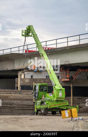 Die Arbeiten an der Autobahnbrücke A40, Schlachthofbrücke, die Brückenpfeiler für die neue Brücke sind bereits vorhanden, sie werden nun mit Holz umgebaut Stockfoto