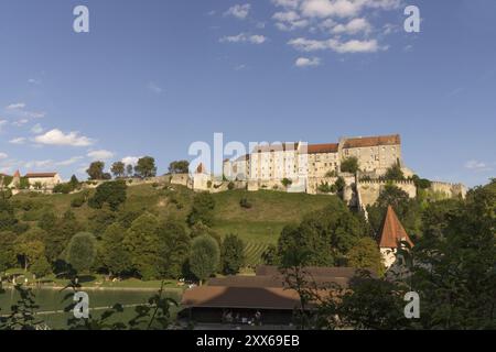 Die alte herzogliche Stadt Burghausen liegt im oberbayerischen Landkreis Altoetting und an der Salzach, die die Grenze zu Österreich bildet, Burg Stockfoto