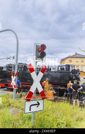 Es kam zu einem schweren Unfall zwischen einem Zug auf der Weisseritztalbahn und einem Lastwagen aus dem Landkreis Mittelsachsen am Bahnübergang ju Stockfoto