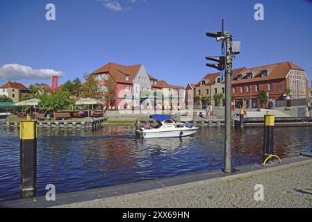 Europa, Deutschland, Mecklenburg-Vorpommern, Inselstadt Malchow, Malchow-See, an der Hängebrücke, Hotel Insulaner, Malchow, Mecklenburg-Weste Stockfoto