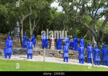 Viele blaue Terrakotta-Kriegerstatuen stehen in einem Waldgebiet, Bacalhoa, Bacalhoa Buddha Eden, Quinta dos Loridos, größter orientalischer Garten Europas, B. Stockfoto