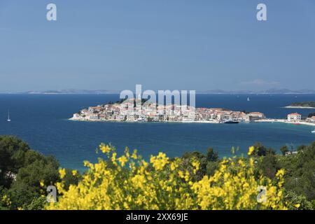 Primosten ist eine Stadt in Kroatien und liegt in Mitteldalmatien zwischen Split und Sibenik an der Adriaküste in Kroatien, Europa Stockfoto