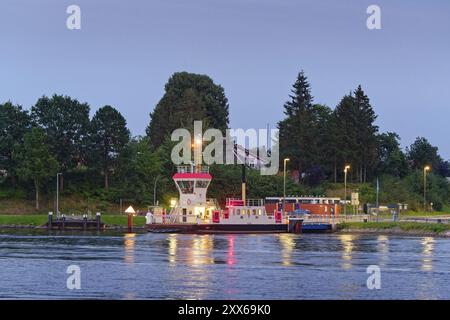 Die Pillau-Kanalfähre am späten Abend am Fährhafen Sehestedt-Sued am Kieler Kanal. Sehestedt, Schleswig-Holstein, Deutschland, Europa Stockfoto