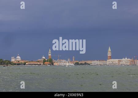 Stadtblick auf Venedig, Blick auf die Stadt vom Canale della Giudecca. Markusplatz, Markusdom, Markusdom, Markusdom, Markusdom, ca. Stockfoto