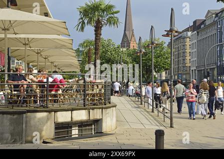 Europa, Deutschland, Hamburg, Stadt, Innere Alster, Jungfernstieg, Alsterpavillon, Außenterrasse, Sommer, Palmen, Sonnenschirme, Turm St. Petri, Stockfoto