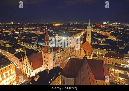 Europa, Deutschland, Bayern, München, Blick vom Petersdom, Marienplatz, Weihnachten, Blick auf das Alte Rathaus und das Tal mit der Kirche des Heiligen Geistes, Eveni Stockfoto
