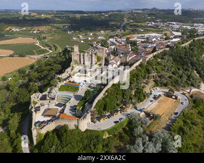Aus der Vogelperspektive auf eine große Burg und Festung umgeben von Bäumen und Ackerland mit historischer Architektur und Verteidigungsanlagen, Stadt, Burg, Castelo de Obid Stockfoto