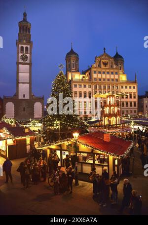 Europa, Deutschland, Bayern, Schwaben, Augsburg, Rathausmarkt, Rathaus, Renaissance, erbaut 1615 bis 1620, Perlachturm, 78 Meter hoch, Abend, Christus Stockfoto