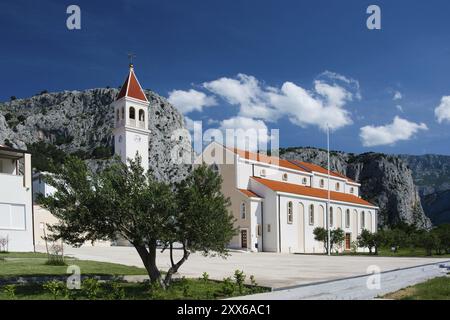 Die Stadt Omis liegt im Süden Kroatiens an der Mündung des Flusses Cetina in die Adria und gehört zu Dalmatien, Kroatien, Europa Stockfoto