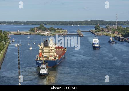 Frachtschiff wartet vor der Schleuse, Schlepper, Kieler Kanal, Holtenau, Kiel, Schleswig-Holstein, Deutschland, Europa Stockfoto