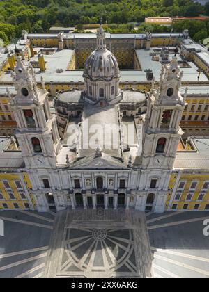 Aus der Vogelperspektive eines barocken Palastes mit zwei hohen Türmen und symmetrischer großer Fassade und markanter Treppe, aus der Vogelperspektive, Palast, Palacio Stockfoto