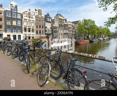 Fahrräder auf der Herenstraat & Prinsenstraat Canal Bridge, Keizersgracht, Negen Straatjes, Amsterdam, Niederlande Stockfoto